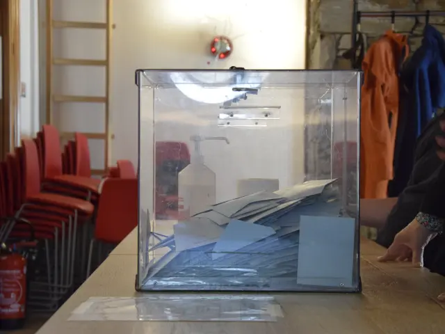 Urne de vote avec bulletins