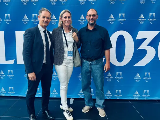 (de gauche à droite): Edgar Grospiron – Président du COJOP, Ingrid Jacquemod – Directrice du Club des sports de Val d’Isère, Xavier Mattis – Maire de Val d’Isère.