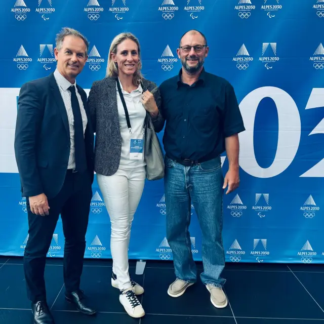 (de gauche à droite): Edgar Grospiron – Président du COJOP, Ingrid Jacquemod – Directrice du Club des sports de Val d’Isère, Xavier Mattis – Maire de Val d’Isère.