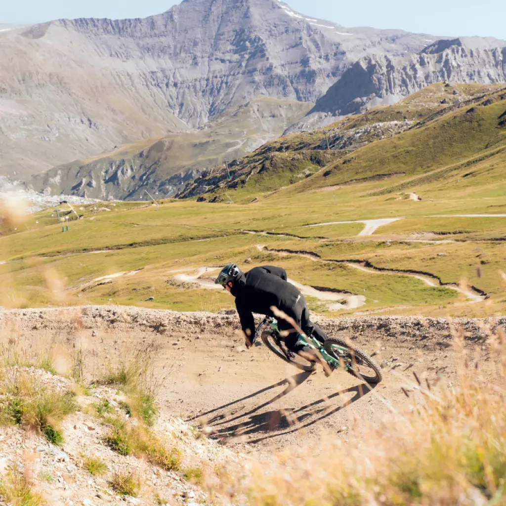 Vtt De Descente Sur Le Bike Park De Val D Isere 24925 Val D Isere Tourisme Elisa Vercueil 1200px