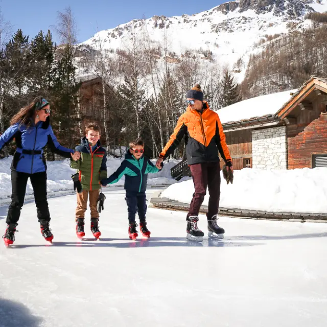 Patinoire En Famille 26145 Val D Isere Tourisme Esther Vittot