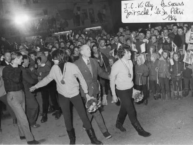 Christine et Marielle Goitschel aux côtés du Docteur Petri, ancien président du Club des Sports et maire de la commune, après leur victoire aux Jeux Olympiques d'hiver d'Innsbruck en 1964.