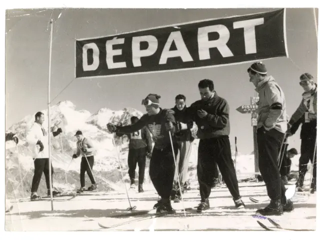 La ligne de départ du Solaise Standart en 1950. Firmin Mattis ouvre l'épreuve tandis que Louis Erny chronomètre l'épreuve.
