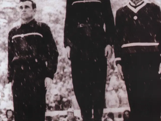 Henri Oreiller sur la première marche du podium en 1948, aux Jeux olympiques d’hiver de Saint-Moritz, après avoir remporté la médaille d’or du combiné alpin, de la descente et la médaille de bronze en slalom.