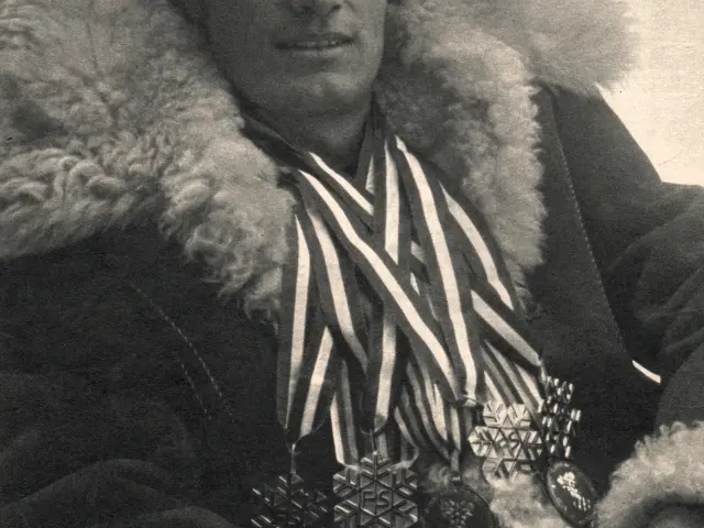 Jean-Claude Killy avec plein de médailles autour du cou. Au cours de sa carrière, il a décroché trois médailles d’or aux Jeux olympiques d’hiver de 1968 à Grenoble. Il a également remporté trois titres de champion du monde de ski entre 1966 et 1968, a été champion du monde professionnel en 1973 et a remporté deux fois la Coupe du monde (en 1967 et 1968).