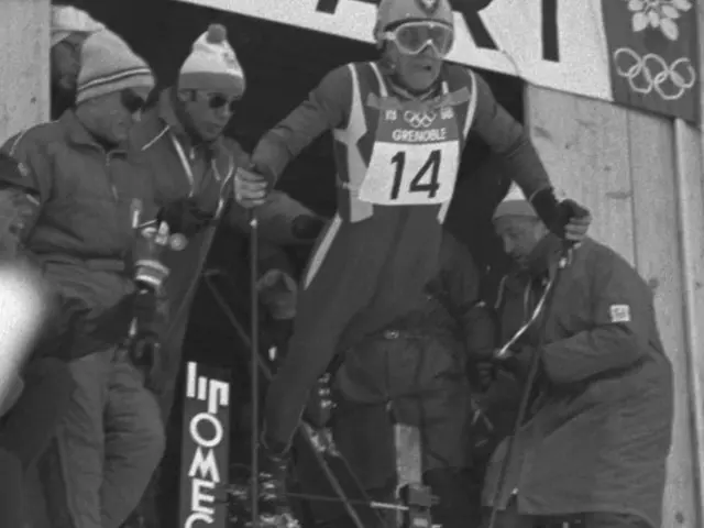 Jean-Claude Killy au départ de l'épreuve de descente des Jeux Olympiques de Grenoble en 1968. Après la descente et le slalom géant, le skieur de Val d'Isère remportait le slalom et signait, à 24 ans, un exploit presque sans précédent.