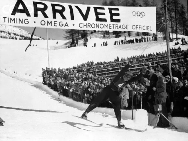 Henri Oreiller franchissant la ligne d’arrivée lors des Jeux olympiques d’hiver de Saint-Moritz en 1948.