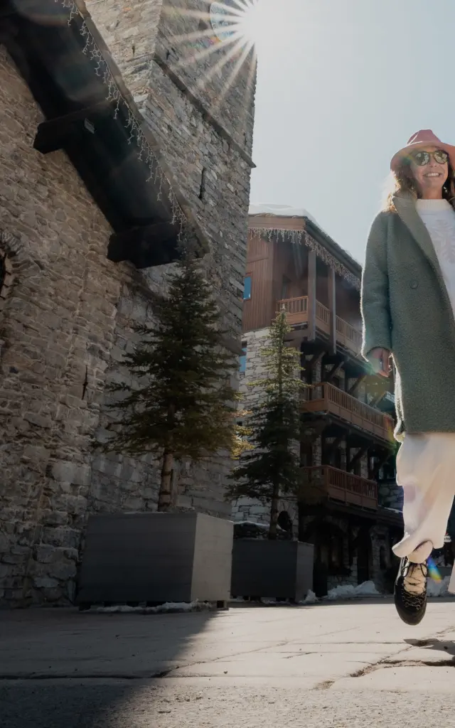 Balade Dans Le Village Entre Amis 26060 Val D Isere Tourisme Yann Allegre