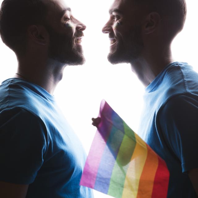 2-jeunes-hommes-heureux-couple-freepik-com-.jpg