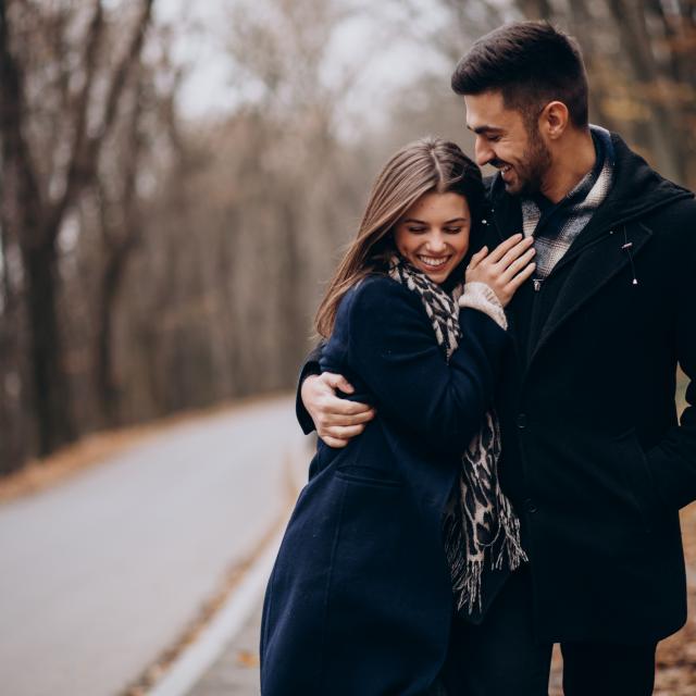 jeune-couple-amoureux-senivpetro-fr-freepik-com-.jpg