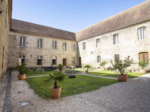 saint-mont-monastere-cour-interieure-pierre-meyer.jpg