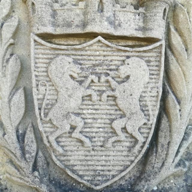 Blason Statue Gauche église Plaisance ©mm