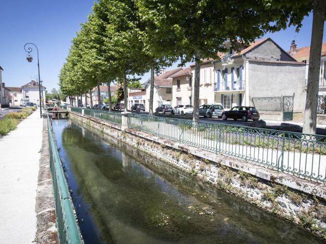 vic-en-bigorre-canal-pierre-meyer.jpg