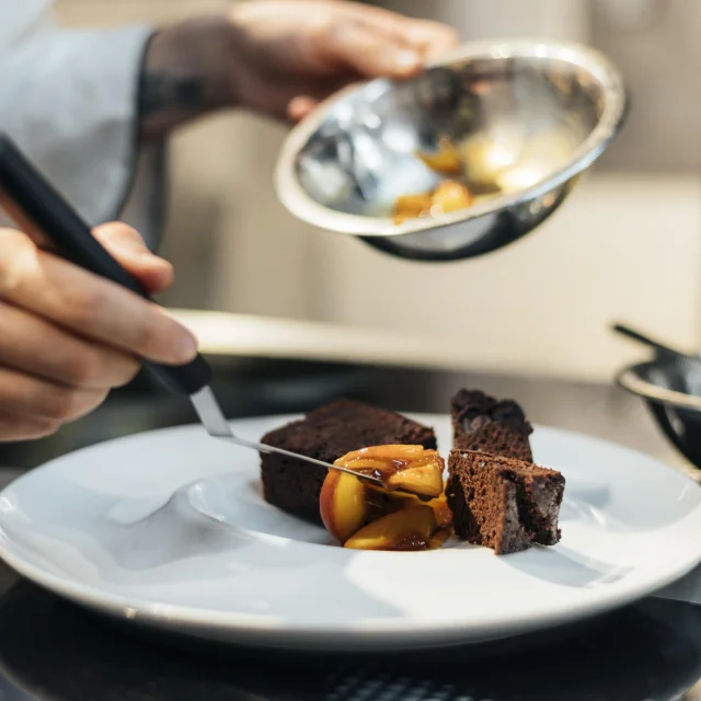 Femme Chef Preparer Plat