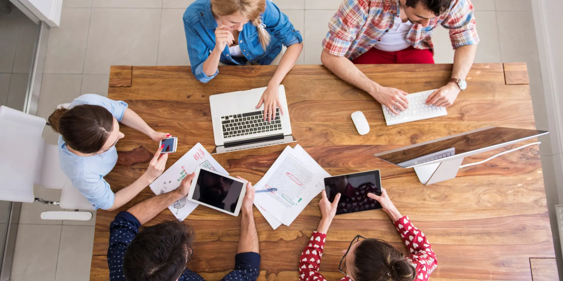 Collegues Reunion Autour Table Gpoint Studio Freepik.com