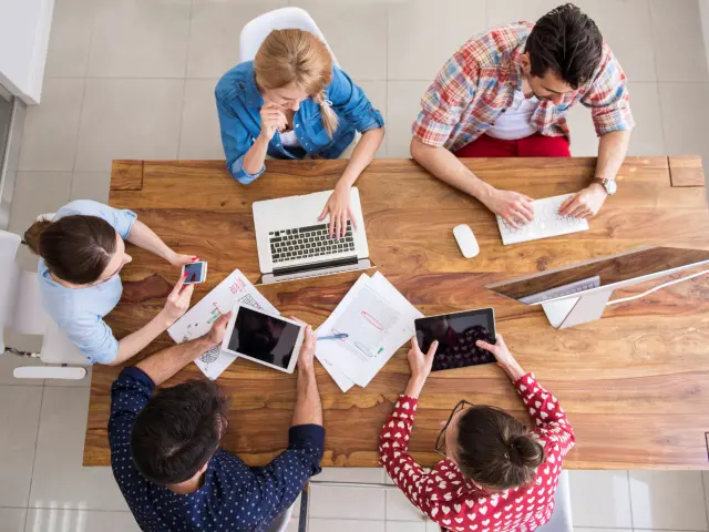 Collegues Reunion Autour Table Gpoint Studio Freepik.com