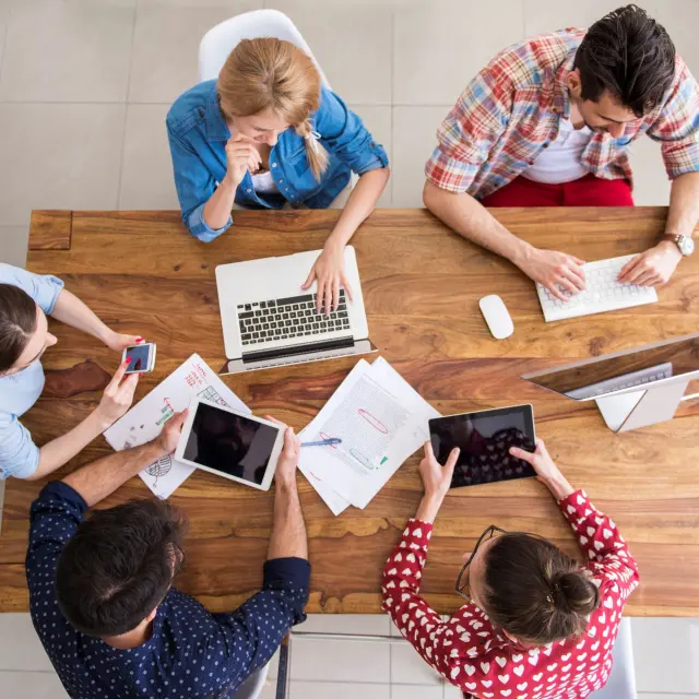 Collegues Reunion Autour Table Gpoint Studio Freepik.com