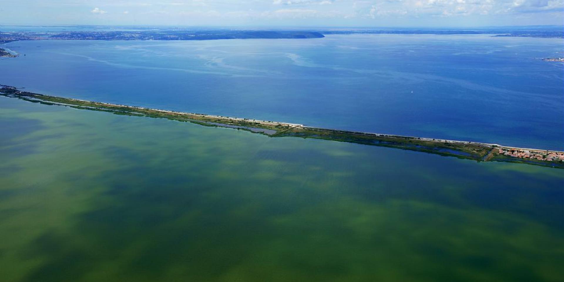 France, Bouches du Rhone (13), Marignane, etang de Bolmon et etang de Berre, plage du Jai (vue aerienne)