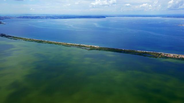 France, Bouches du Rhone (13), Marignane, etang de Bolmon et etang de Berre, plage du Jai (vue aerienne)