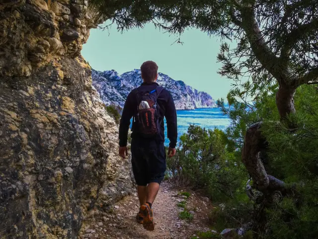 randonneur de dos dans le massif des Calanques
