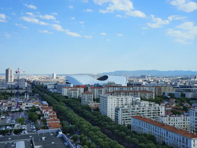 Vue depuis le Corbusier sur la ville et le toit du stade Orange vélodrome