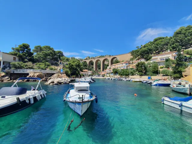 Calanque de Mejean sur la Côte Bleue. Bateau dans petit port et eau turquoise