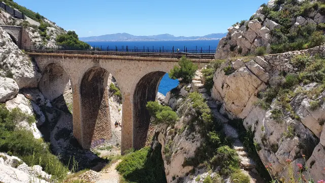 Côte Bleue, Pont et ligne ferroviere, mer en fonf d'image