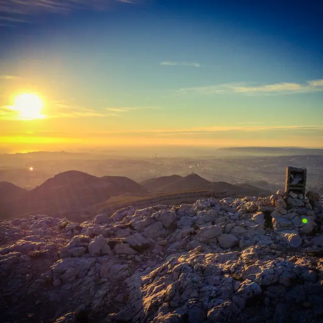 Vue sur Marseille depuis le sommet du Garlaban au coucher de soleil