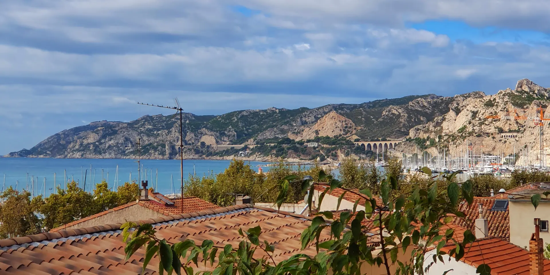 village de l'Estaque vue sur les toits et sur la rade