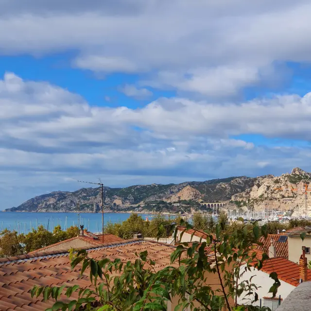 village de l'Estaque vue sur les toits et sur la rade