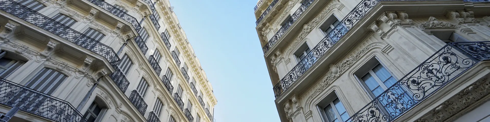 Façade et balcons d'un hôtel sur la canebièe