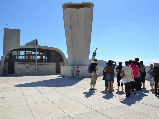 Groupe en visite sur le toit de la cité radieuse
