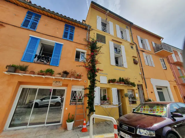 Façade colorée du village de Mazargues