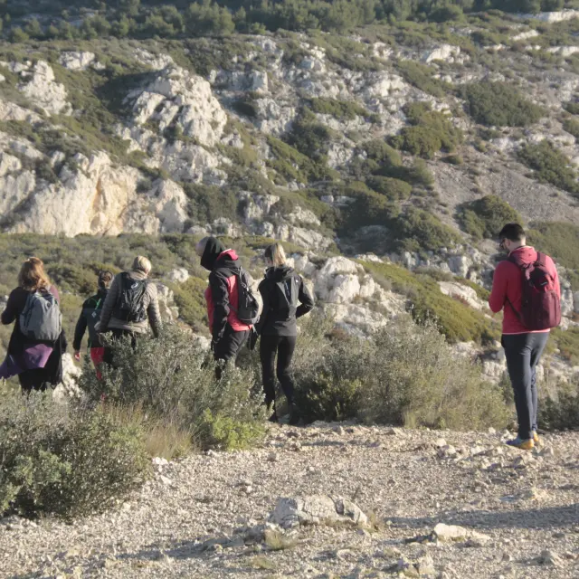 Randonneurs dans le massif des calanques