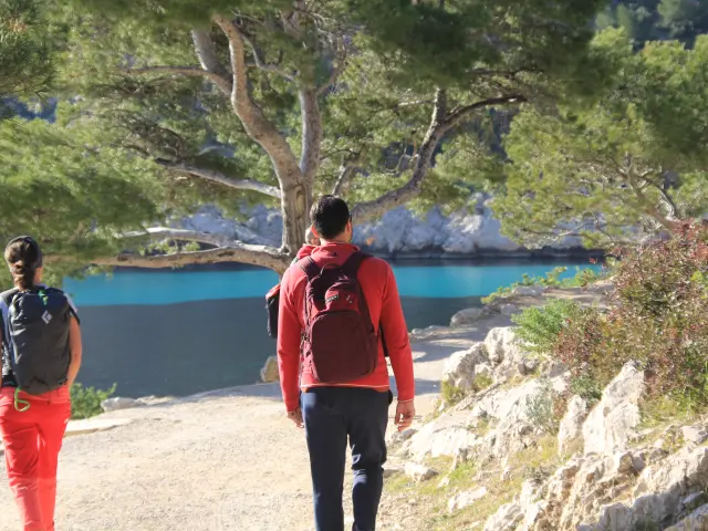 Randonneurs dans la Calanque de Sormiou