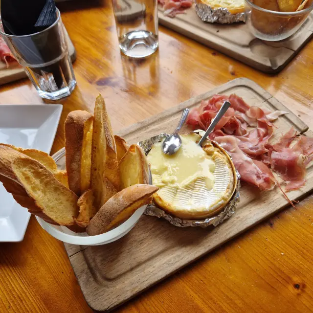planche de camembert rôti au pastis