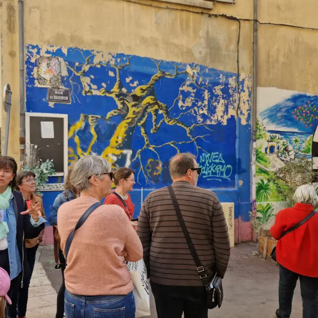 groupe de personnes assistant a une visite guidée du quartier Belsunce à Marseille