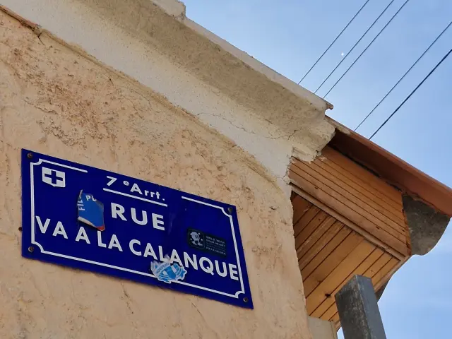 Panneau de la rue Va à la Calanque