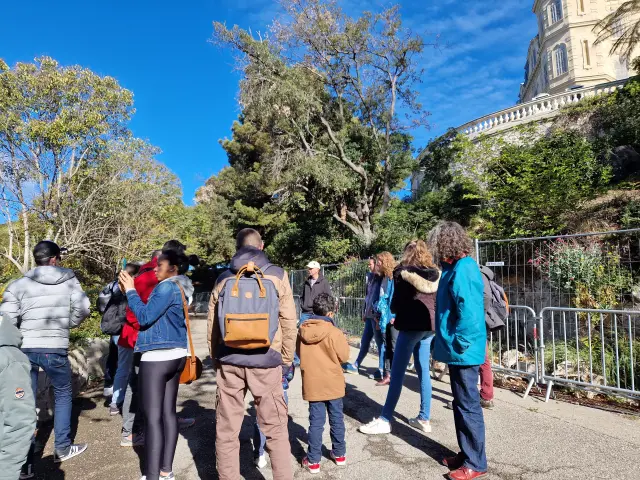 Groupe de personnes faisant une visite guidée à Malmousque
