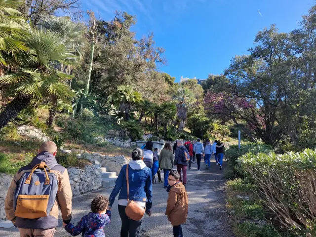 Groupe visitant le Parc Valmer