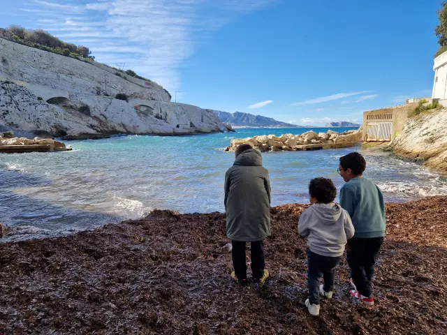 Enfants qui admirent la plage de la Fausse Monnaie