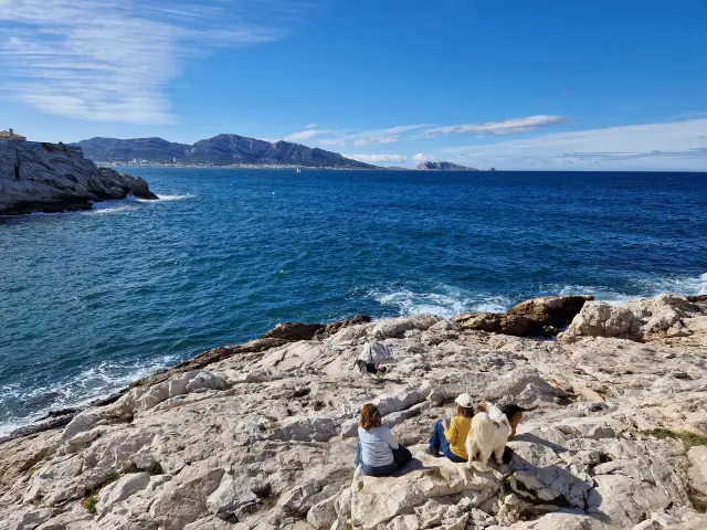 Personnes profitant du bord de mer sur les rochers