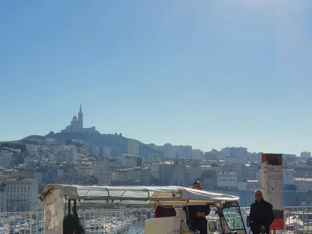 Tuk tuk à l'arrêt, en arrière plan le Vieux-Port et Notre-Dame de la Garde