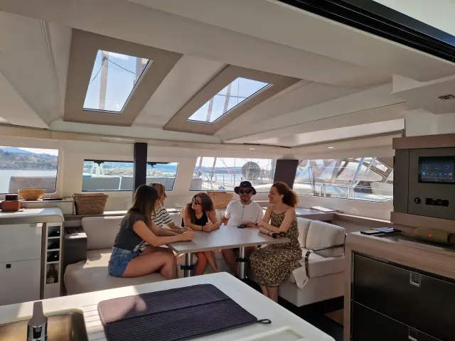 Groupe de personne à l'intérieur d'un Catamaran