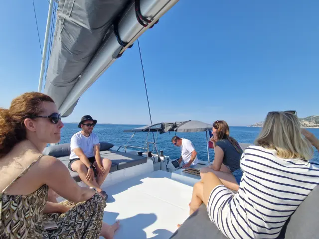 Groupe de personne à bord d'un catamaran en mer