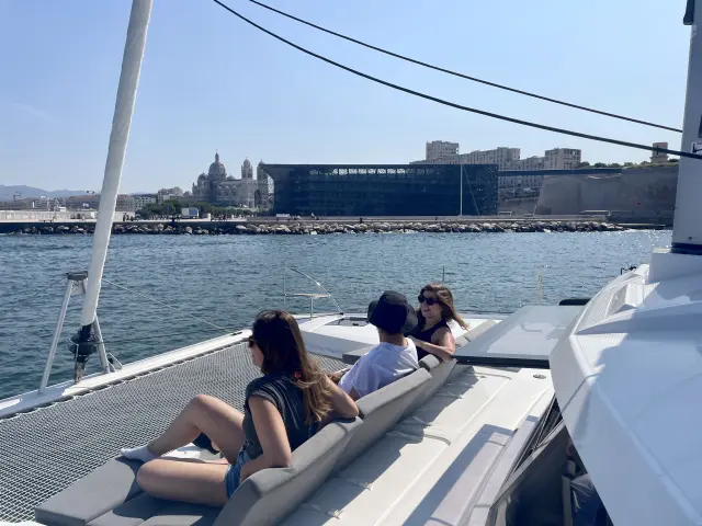 Personne à bord d'un catamaran devant le mucem et la Major