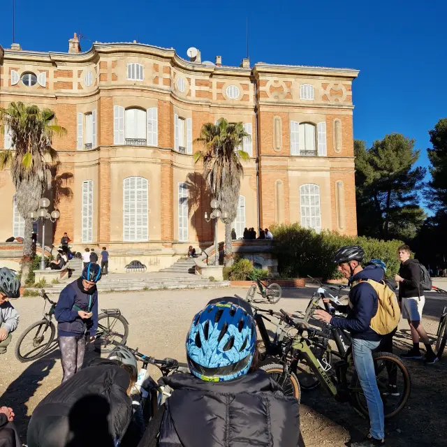 Groupe à vélo devant le Château Pastré