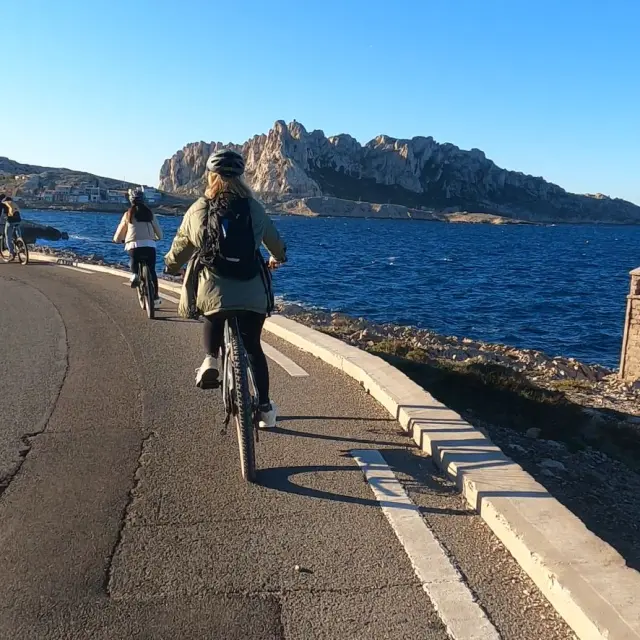 Cyclistes sur la route des goudes