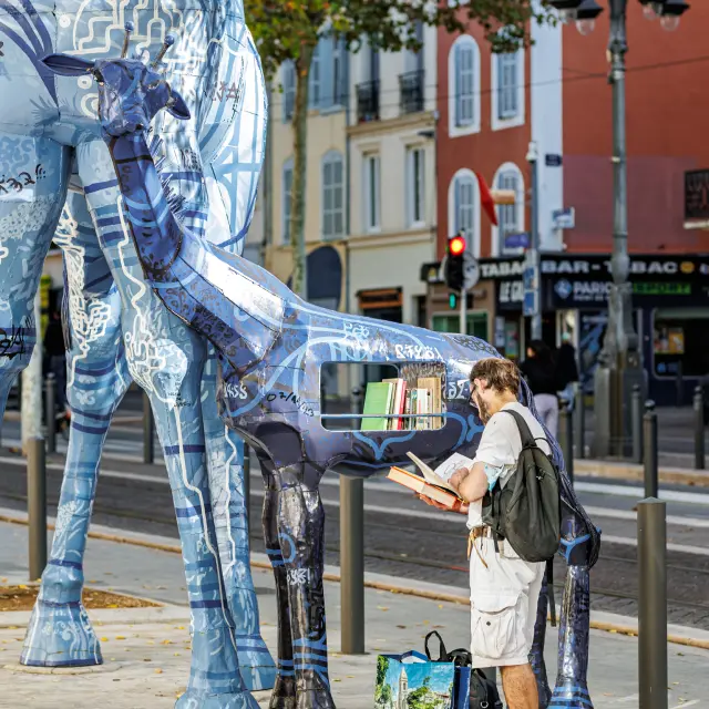 Réformés, Girafe aux livres en haut de la Canebière