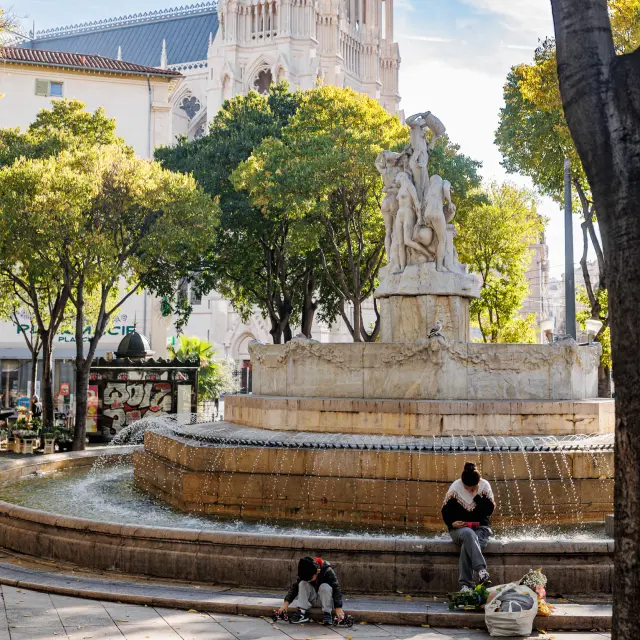 Fontaine des Réformés et église en fond
